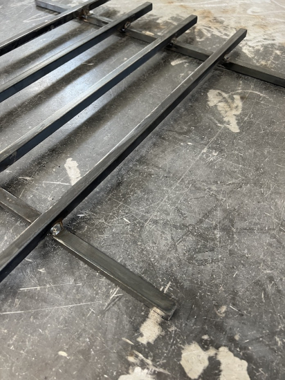 Grille de défense simple barreaudage. Convient pour des tableaux de fenêtre de maison ou bâtiment. Cette grille est à installer dans votre tableau de fenêtre. Protégez votre habitation avec cette grille anti-intrusion fabriquée en France dans notre atelier en Provence. Structure entière en carré de 14mm plein. Composé de barreaux avec un vide normalisé entre chaque barreau. Cette grille de fenêtre est livrée brut sans peinture, il vous appartient de les peindres de la couleur de votre choix.