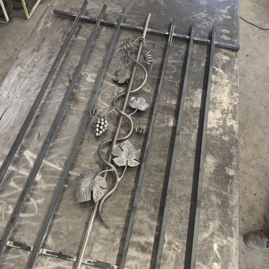 Grille de défense composé d’un décor central style raisin #158013. Structure complète de la grille en section carré de 16mm. Convient pour des tableaux de fenêtre de maison ou bâtiment. Cette grille est à installer dans votre tableau de fenêtre. Protégez votre habitation avec cette grille anti-intrusion fabriquée en France dans notre atelier en Provence. Composé de barreaux avec un vide normalisé entre chaque barreau. Cette grille de fenêtre est livrée brut sans peinture, il vous appartient de les peindres de la couleur de votre choix. Les photos montrent le style du modèle. La composition exacte est ajustée pour correspondre à votre format.

Les barreaux sont tous soudés en applique sur les 2 barres horizontales. Cette grille, ainsi que toutes celles de la gamme GRF sont configurables a vos mesures de tableaux (voir les dimensions possibles entre la longueur et hauteur minimum puis maximum) puis fabriqués à la commande sous 10-20 jours en moyenne directement dans notre atelier par notre équipe de ferronnier.