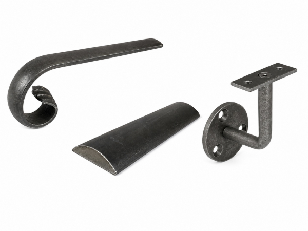 Kit fabriqué à la longueur totale choisie de 50 à 300 cm. Nomenclature : main courante réf. 18022, demi-ronde pleine lisse bombée 40x10mm ; 2 crosses réf. 180221, longueur 240mm, hauteur 100mm, section 40x10mm ; supports muraux réf. 18125, hauteur et déport 80mm, barreau rond Ø12mm, platine Ø60x5mm. Finition brute ou peinture noir mat. Fixations pour placo en option.