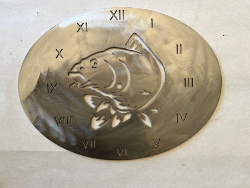 Plaque pour Pendule Décor poisson carpe . Ovale 400 mm acier brut . Vendue sans mécanisme 