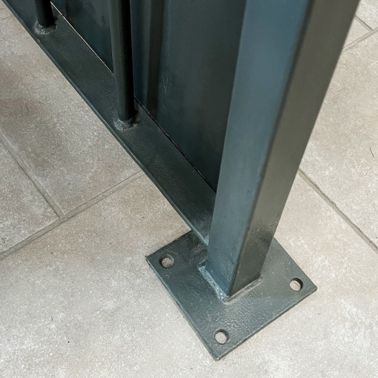 Platine de Fixation en Acier. Dimension de 100mm de hauteur, 100mm de largeur et épaisseur 8mm. Robuste et Prête à souder.