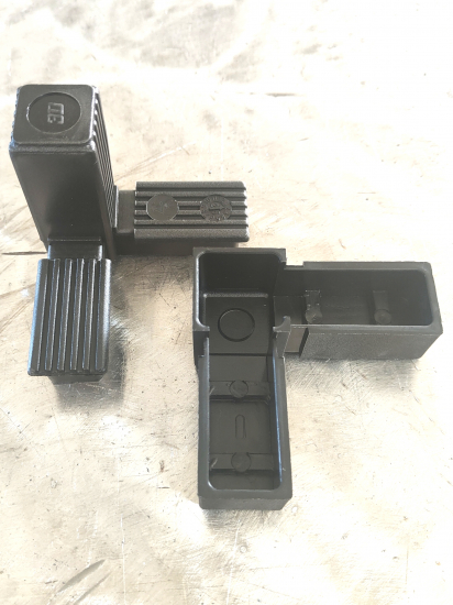 Raccord d'angle, 3 branches pour tube carré de section 30x30x2mm, en Nylon de couleur noir (PA 6 polyamide). Hauteur 30mm Longueur totale 77mm Longueur visible 30mm. Ce raccord permet l'assemblage définitif facile, sans soudure, de 2 tubes aciers. Il sera inséré à l'aide d'un maillet, après avoir au besoin ébavuré les bords du tube. C'est l'élément indispensable pour fabriquer soit même facilement divers réalisation (rambarde, étagère, meuble style indus ...). Le plastique Nylon® s'utilise aussi bien en intérieur qu'en extérieur, il est de couleur noir mat. Fabrication française. Livré en 2 parties à assembler.