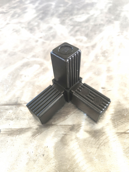 Raccord d'angle, 3 branches pour tube carré de section 30x30x2mm, en Nylon de couleur noir (PA 6 polyamide). Hauteur 30mm Longueur totale 77mm Longueur visible 30mm. Ce raccord permet l'assemblage définitif facile, sans soudure, de 2 tubes aciers. Il sera inséré à l'aide d'un maillet, après avoir au besoin ébavuré les bords du tube. C'est l'élément indispensable pour fabriquer soit même facilement divers réalisation (rambarde, étagère, meuble style indus ...). Le plastique Nylon® s'utilise aussi bien en intérieur qu'en extérieur, il est de couleur noir mat. Fabrication française. Livré en 2 parties à assembler.