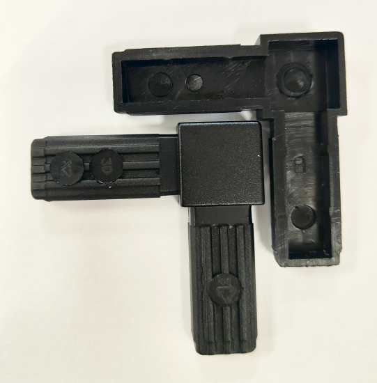 Raccord à 90° en L pour tube carré de section 20x20x2mm, en Nylon de couleur noir (PA 6 polyamide). Hauteur 20mm Longueur totale 56mm Longueur visible 20mm. Ce raccord permet l'assemblage définitif facile, sans soudure, de 2 tubes aciers. Il sera inséré à l'aide d'un maillet, après avoir au besoin ébavuré les bords du tube. C'est l'élément indispensable pour fabriquer soit même facilement divers réalisation (rambarde, étagère, meuble style indus, cadre ...). Le plastique Nylon® s'utilise aussi bien en intérieur qu'en extérieur, il est de couleur noir mat. Fourni en 2 demi raccords à assembler soit même. Fabrication française.