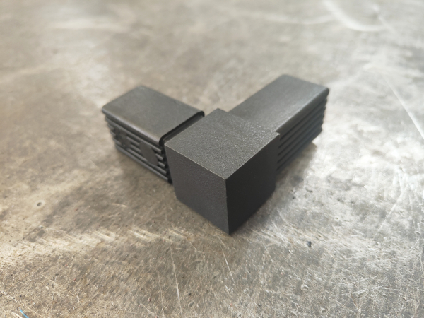 Raccord à 90° en L pour tube carré de section 30x30x2mm, en Nylon de couleur noir (PA 6 polyamide). Hauteur 30mm Longueur totale 77mm Longueur visible 30mm. Ce raccord permet l'assemblage définitif facile, sans soudure, de 2 tubes aciers. Il sera inséré à l'aide d'un maillet, après avoir au besoin ébavuré les bords du tube. C'est l'élément indispensable pour fabriquer soit même facilement divers réalisation (rambarde, étagère, meuble style indus, cadre ...). Le plastique Nylon® s'utilise aussi bien en intérieur qu'en extérieur, il est de couleur noir mat. Fourni en 2 demi raccords à assembler soit même. Fabrication française.