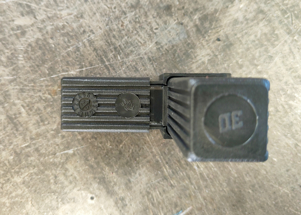 Raccord à 90° en L pour tube carré de section 30x30x2mm, en Nylon de couleur noir (PA 6 polyamide). Hauteur 30mm Longueur totale 77mm Longueur visible 30mm. Ce raccord permet l'assemblage définitif facile, sans soudure, de 2 tubes aciers. Il sera inséré à l'aide d'un maillet, après avoir au besoin ébavuré les bords du tube. C'est l'élément indispensable pour fabriquer soit même facilement divers réalisation (rambarde, étagère, meuble style indus, cadre ...). Le plastique Nylon® s'utilise aussi bien en intérieur qu'en extérieur, il est de couleur noir mat. Fourni en 2 demi raccords à assembler soit même. Fabrication française.