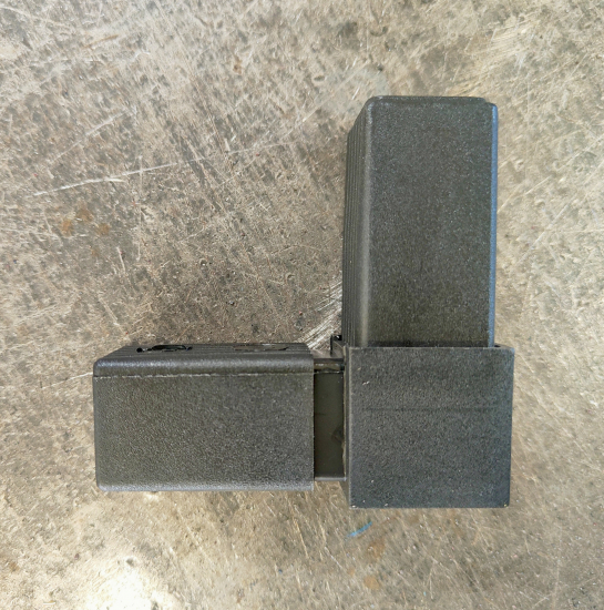 Raccord à 90° en L pour tube carré de section 30x30x2mm, en Nylon de couleur noir (PA 6 polyamide). Hauteur 30mm Longueur totale 77mm Longueur visible 30mm. Ce raccord permet l'assemblage définitif facile, sans soudure, de 2 tubes aciers. Il sera inséré à l'aide d'un maillet, après avoir au besoin ébavuré les bords du tube. C'est l'élément indispensable pour fabriquer soit même facilement divers réalisation (rambarde, étagère, meuble style indus, cadre ...). Le plastique Nylon® s'utilise aussi bien en intérieur qu'en extérieur, il est de couleur noir mat. Fourni en 2 demi raccords à assembler soit même. Fabrication française.