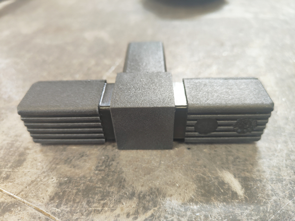 Raccord en T pour tube carré de section 30x30x2mm, en Nylon de couleur noir (PA 6 polyamide). Hauteur 30mm Longueur totale 124mm Longueur visible 30x30mm. Ce raccord permet l'assemblage définitif facile, sans soudure, de " tubes aciers. Il sera inséré à l'aide d'un maillet, après avoir au besoin ébavuré les bords du tube. C'est l'élément indispensable pour fabriquer soit même facilement divers réalisation (rambarde, étagère, meuble style indus, cadre ...). Le plastique Nylon® s'utilise aussi bien en intérieur qu'en extérieur, il est de couleur noir mat. Fourni en 2 demi raccords à assembler soit même. Fabrication française.