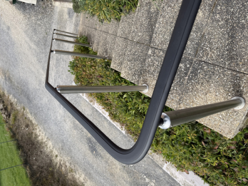 Angle pré-formé en fer forgé à souder. Pour un virage à 90°. Section en plat rainuré de 45mm de large par 16mm d’épaisseur. Hauteur de 200mm et largeur de 200mm. Fabriquée avec gorge creuse de 20mm pour souder sur un fer plat avant les barreaux ou panneaux en fer forgé dessous. Faire attention de bien choisir des produits avec le même style de finition et section pour un assemblage homogène. Compatible avec main courante 18032.