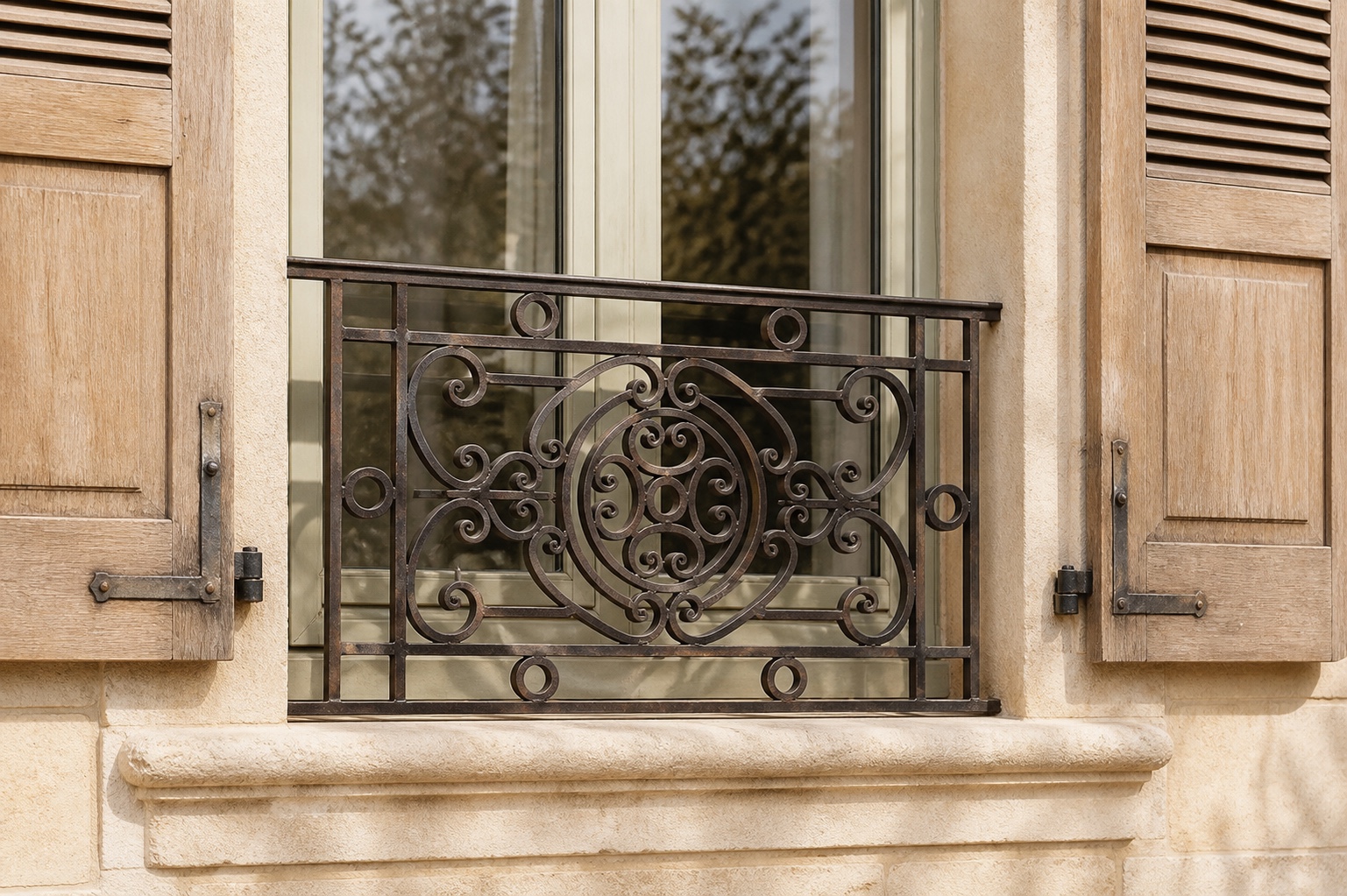 Appui de fenêtre d’époque en fer forgé installé