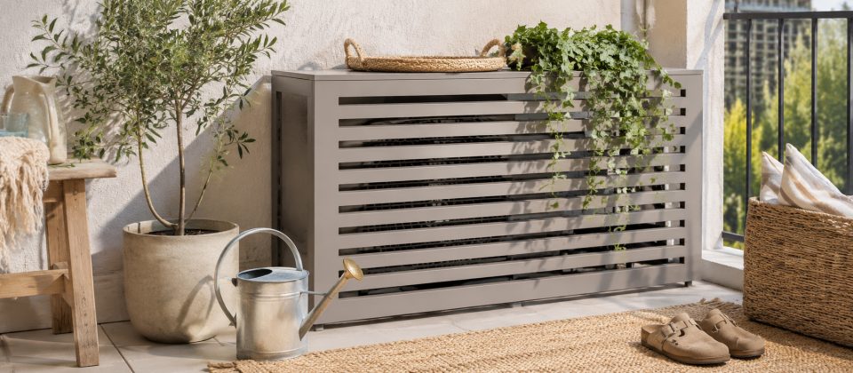 Cache climatisation sur un balcon