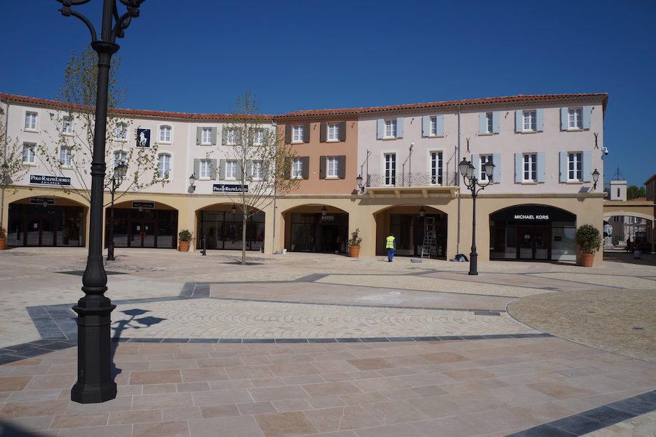 Grand portail à l'entrée du village des marques de miramas