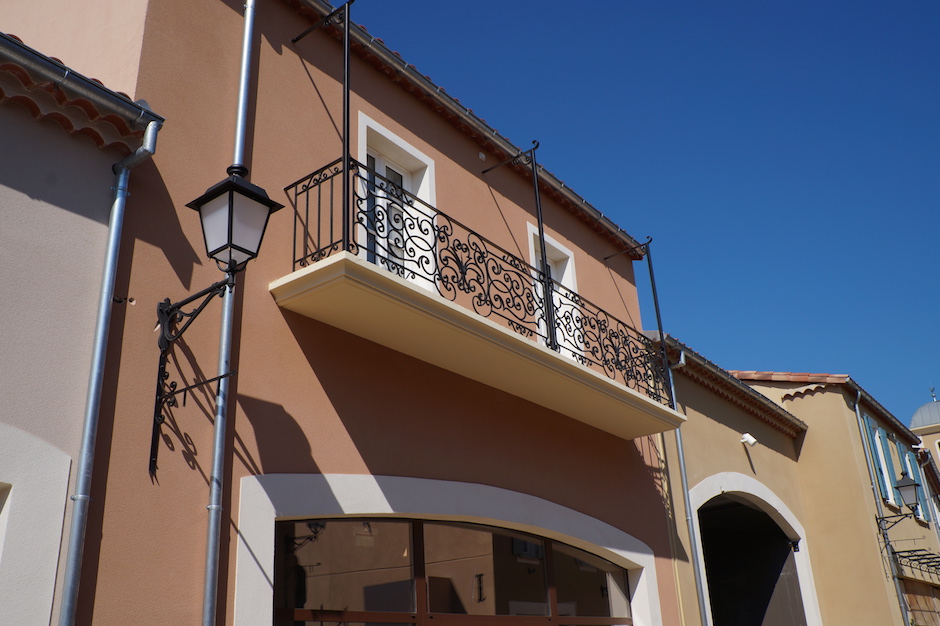 Garde-corps et clés de tyrants en fer forgé au village des marques de miramas