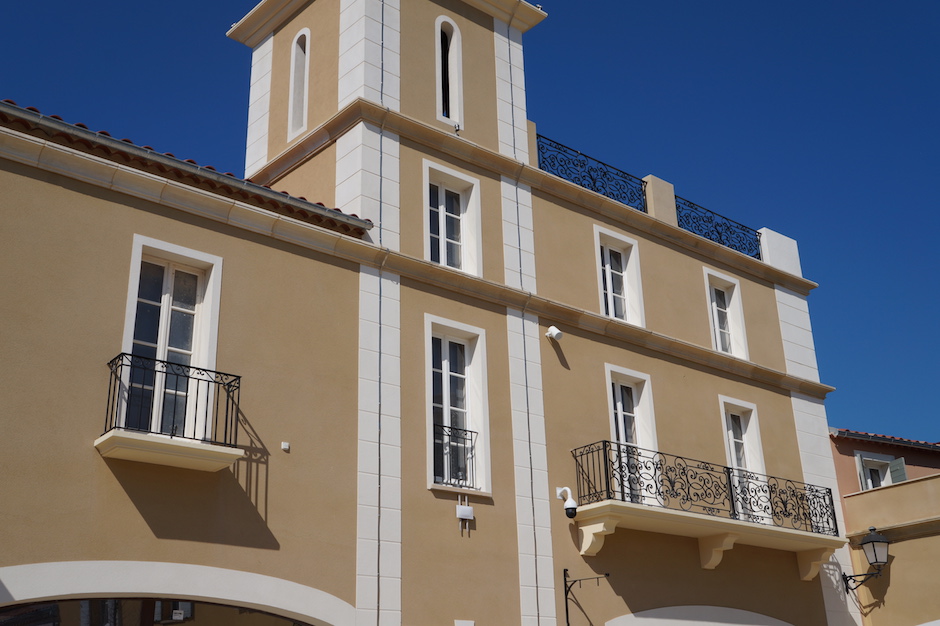 Facade du village des marques de miramas avec garde-corps et grilles en fer forgé