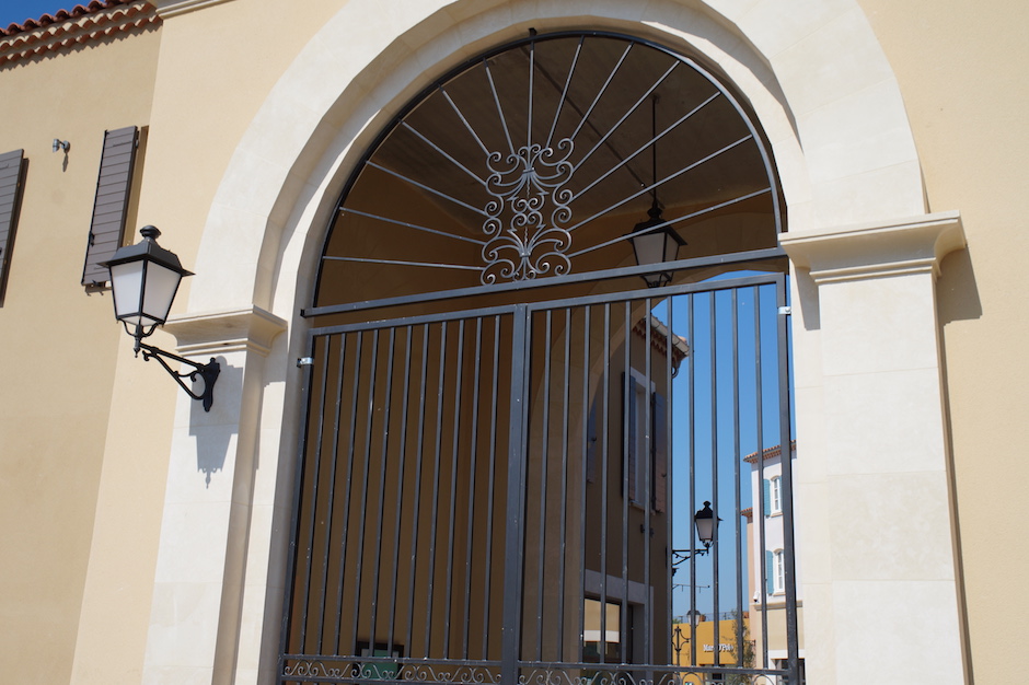 Grille de protection de fenêtre en fer forgé au village des marques de miramas