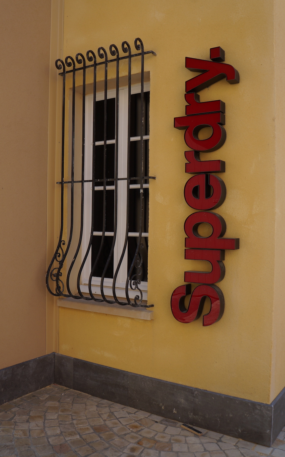 Grille de fenêtre en fer forgé au village des marques de miramas