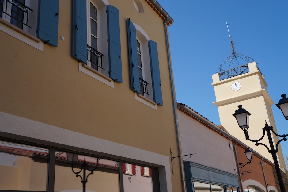 Garde-corps au fenêtre ainsi qu'au clochet au village des marques de miramas